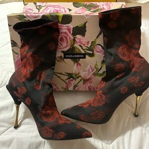 Dolce & Gabbana
Docle & Gabbana Black/Red Rose Jacquard Fabric Boots Size 39